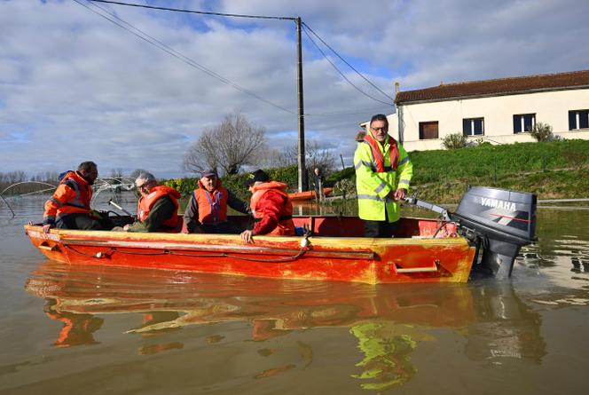 Des bénévoles participent à des évacuations d’habitants à Saint-Pardoux-du-Breuil (Lot-et-Garonne), samedi 21 février 2026.